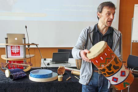 Der Mann mit den Trommeln: Der Musikpädagoge Christoph Studer wird in den Ferien mit Jungen im Grundschulalter Instrumente bauen. (Foto: Julius Schwerdt/Caritasi)