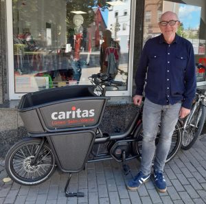 Gerhard Gunnemann ist ehrenamtlich mit der mobilen Fahrradwerkstatt der Caritas unterwegs